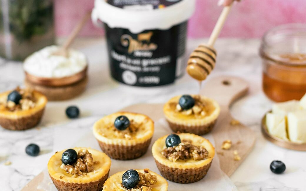 cheesecake cu iaurt grecesc, miere si nuci