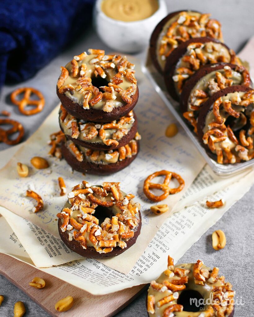 Gogosi la cuptor cu unt de arahide si covrigei