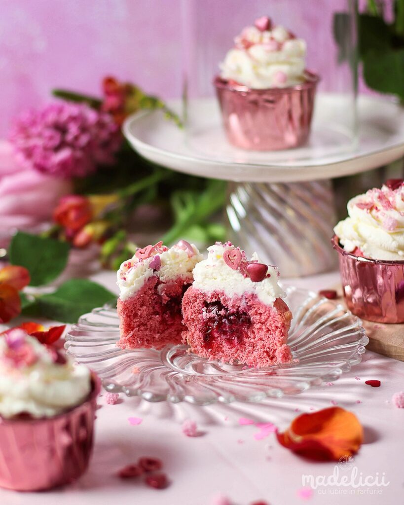 Briose de Valentine's Day cu visine si lamaie