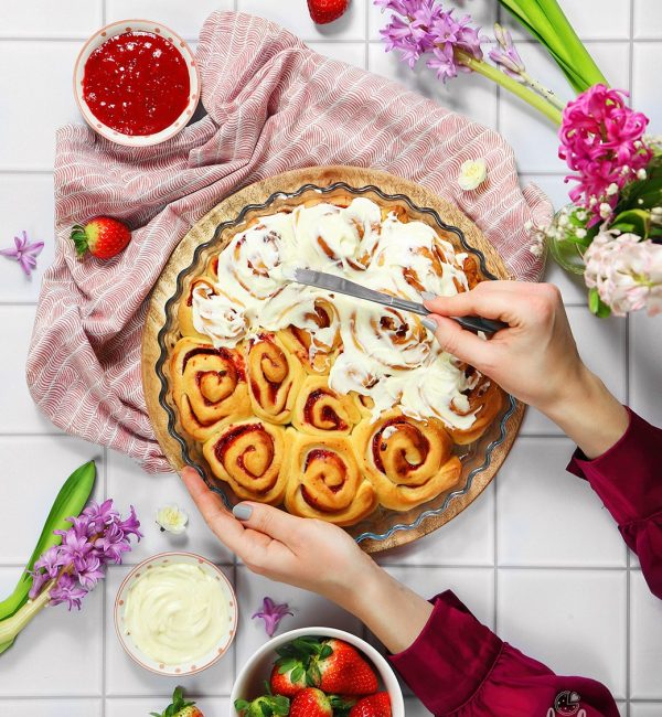 Rulouri cu capsuni si glazura