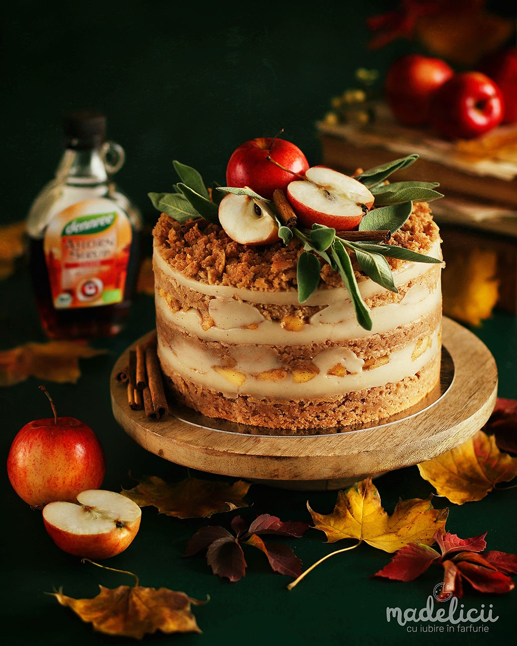 Tort de post cu mere, crema de vanilie si sirop de artar