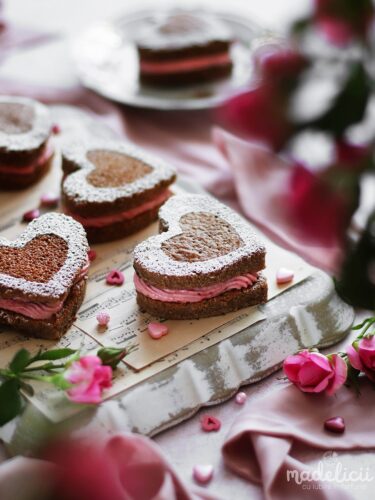 Prajituri pentru Valentine's Day Brownies cu crema de branza si capsuni