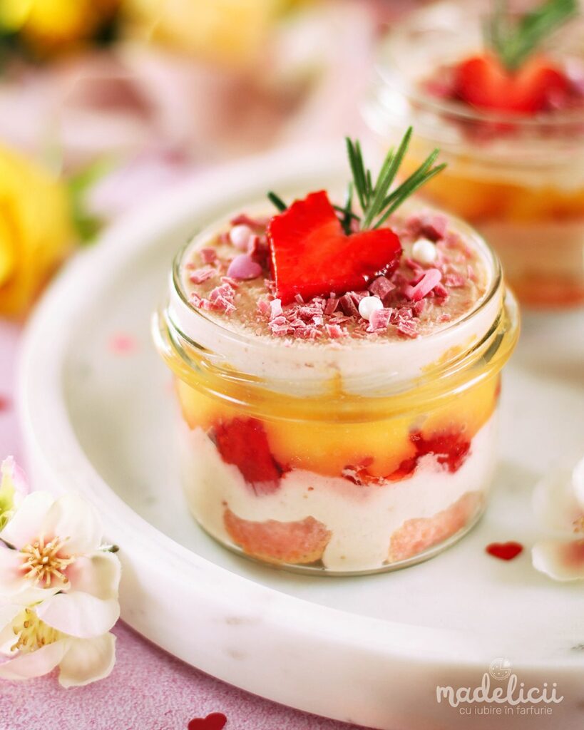 Desert la pahar cu piscoturi, ciocolata, capsuni & fructul pasiunii