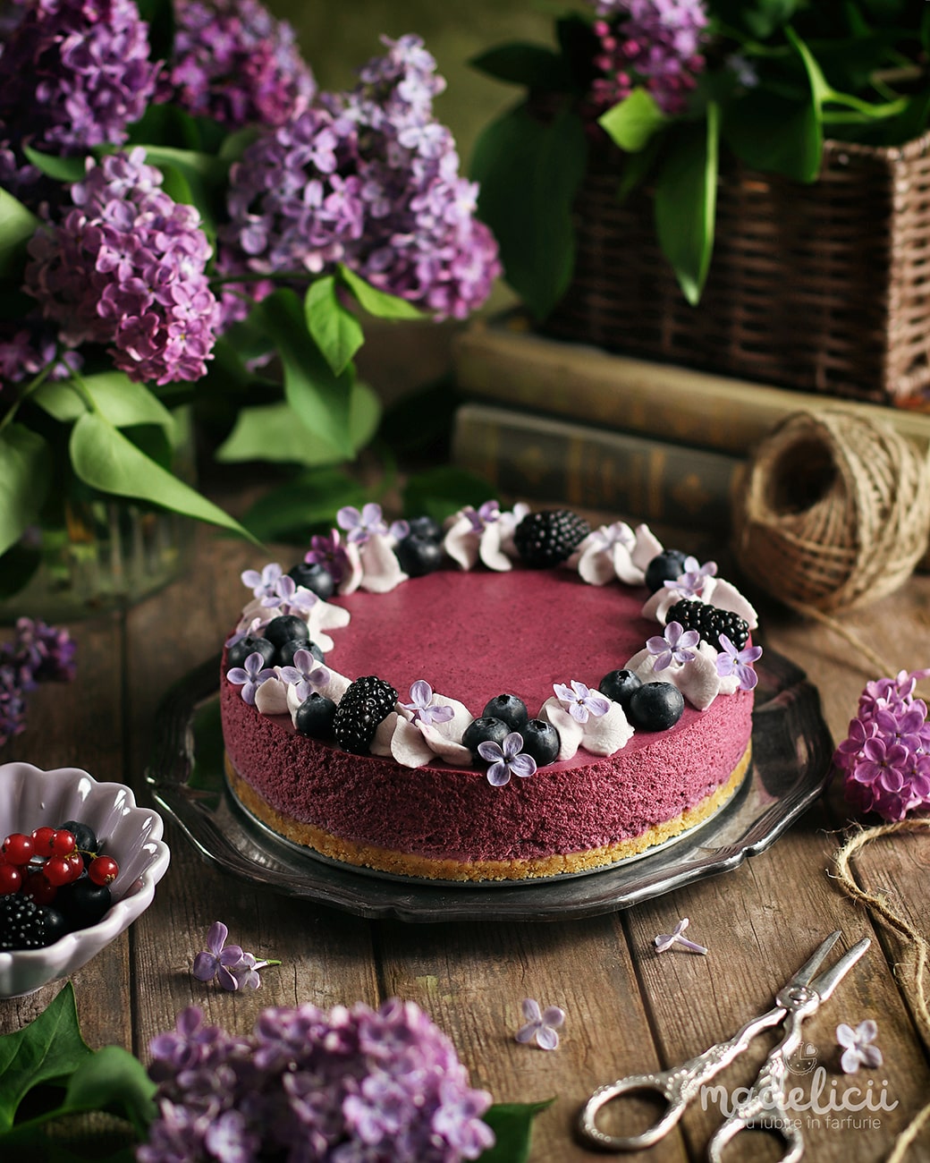 Tarta mousse cu fructe de padure si blat de biscuiti cu miere