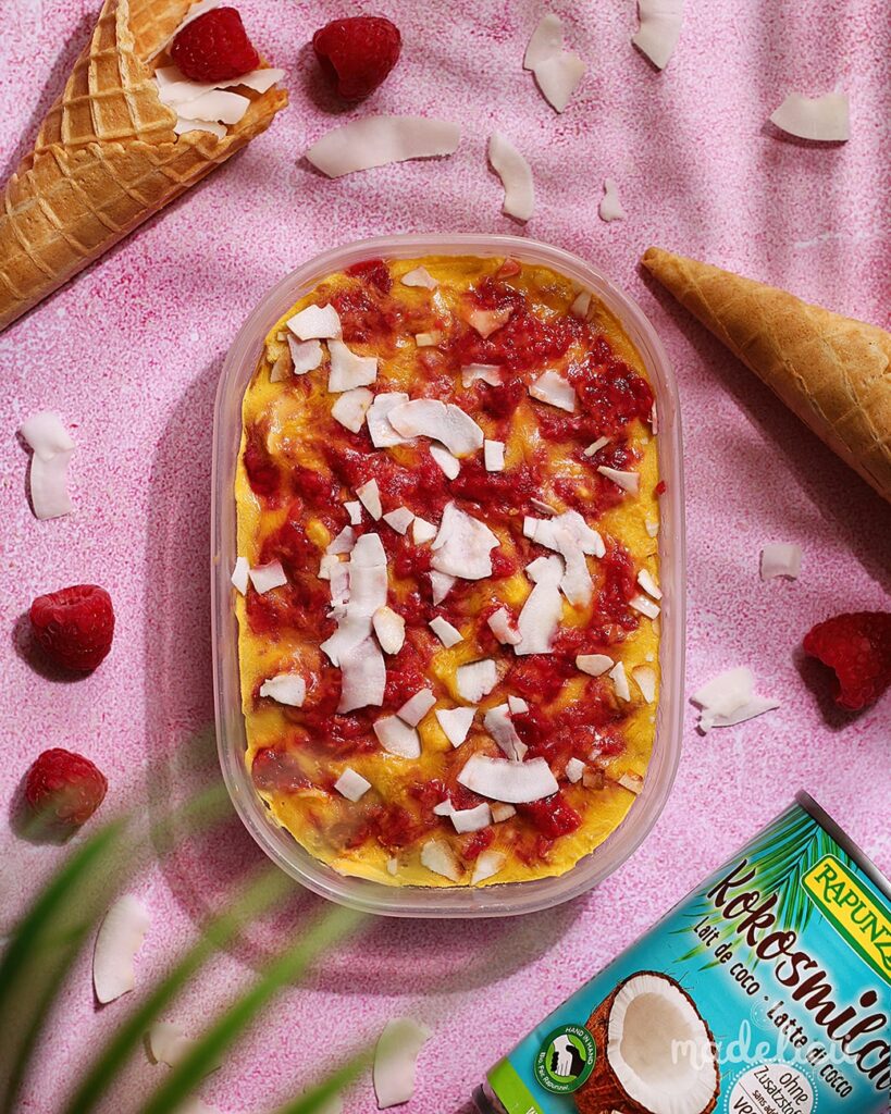 Inghetata vegana de mango cu lapte de cocos si sos de zmeura