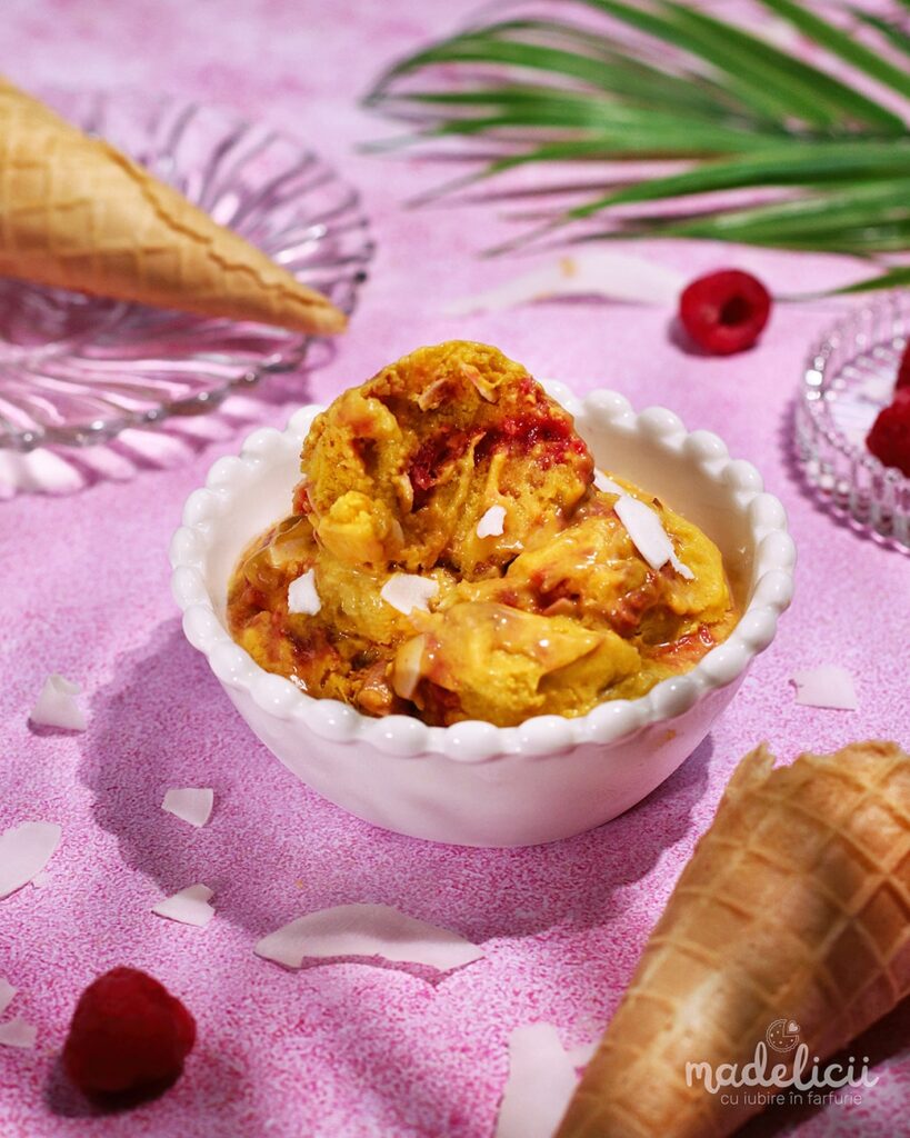 Inghetata de mango cu lapte de cocos si sos de zmeura