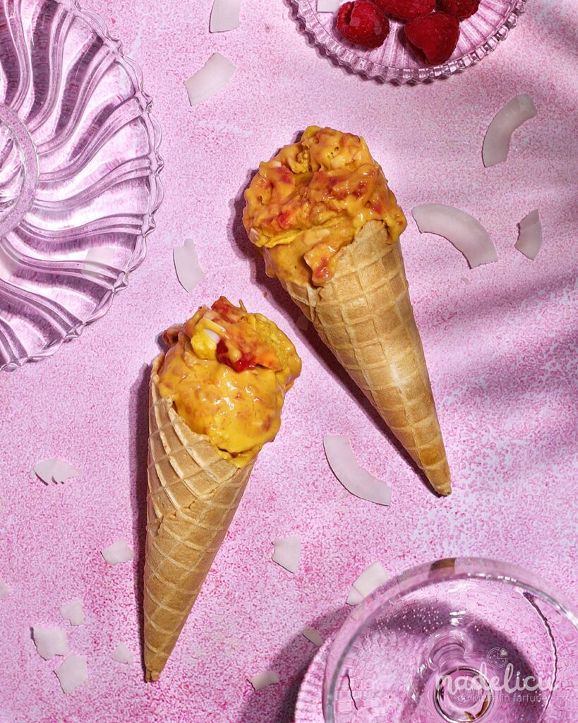 Inghetata de mango cu lapte de cocos si sos de zmeura