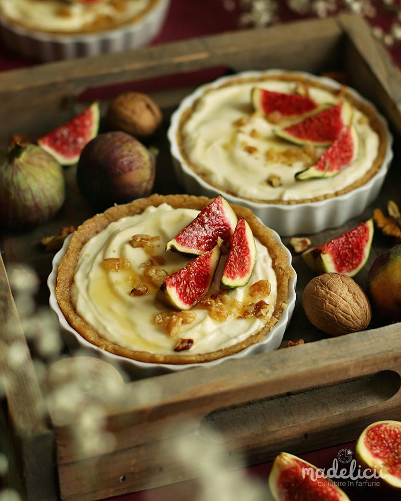 Mini-tarte cu mascarpone, miere, nuci si smochine