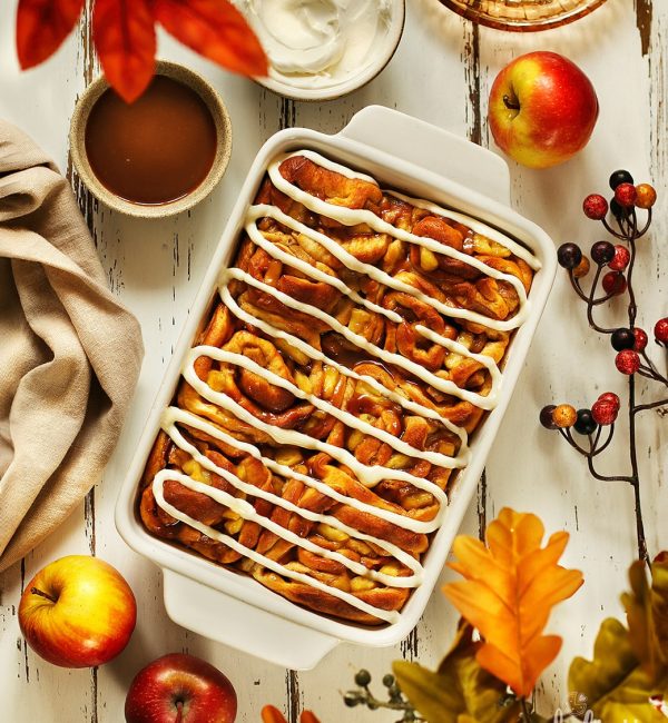 Cinnamon rolls cu mere si caramel sarat