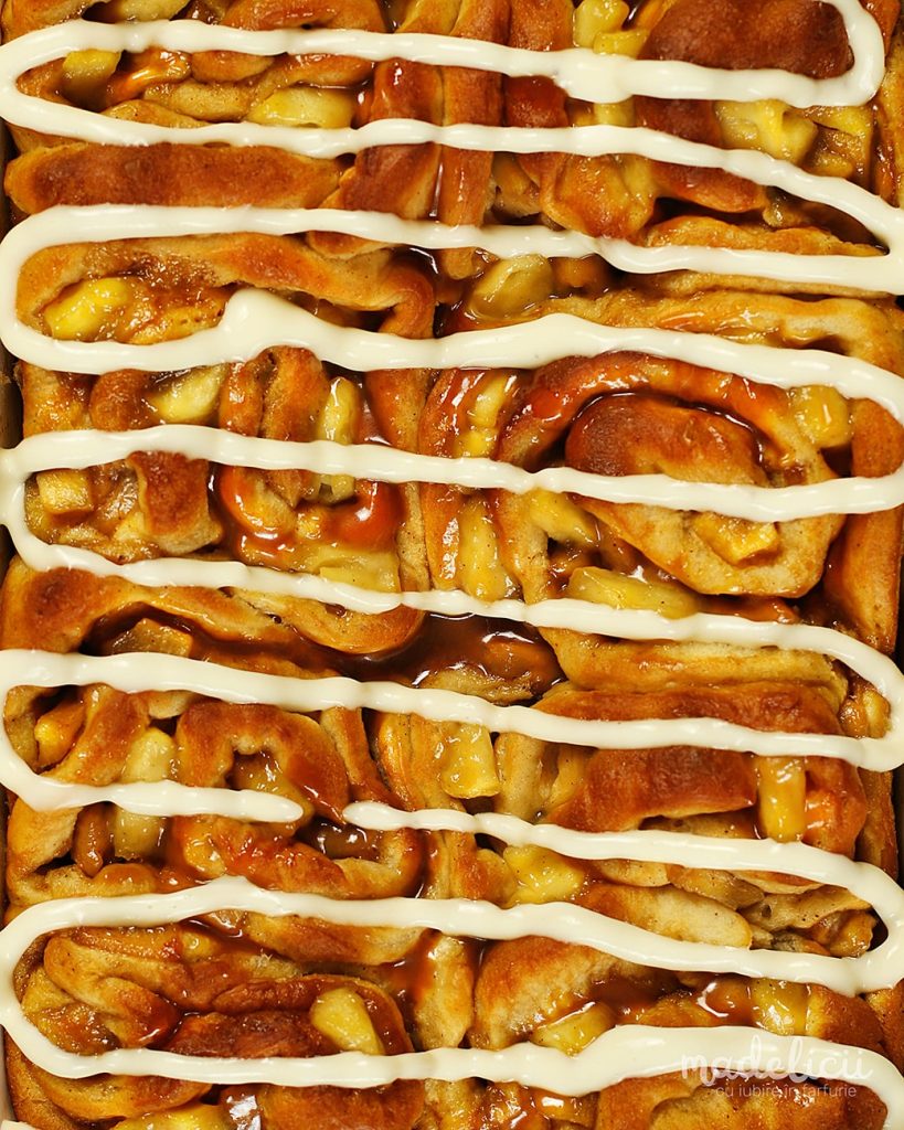 Reteta cinnamon rolls cu mere si caramel sarat