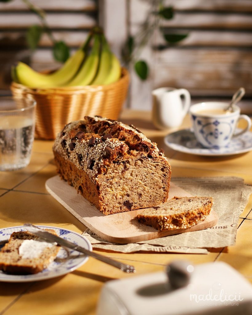 Banana bread cu tahini de susan si ciocolata