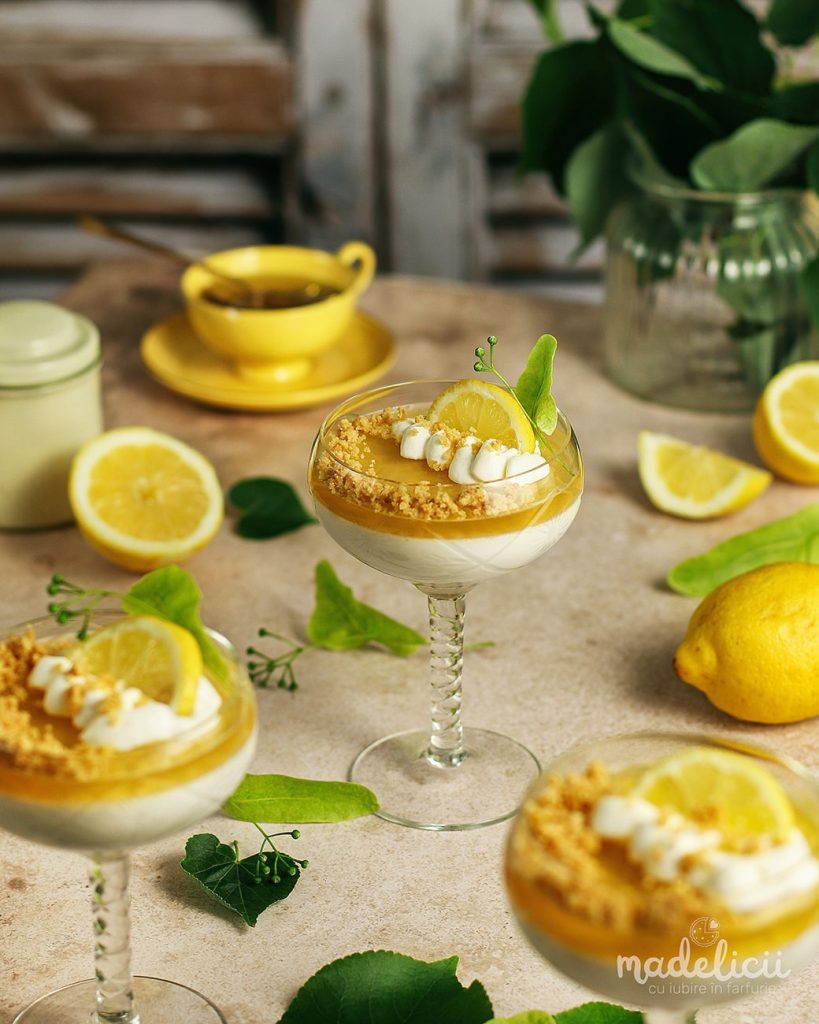 Desert panna cotta cu lamaie si miere, cu textura cremoasa si strat de infuzie de tei