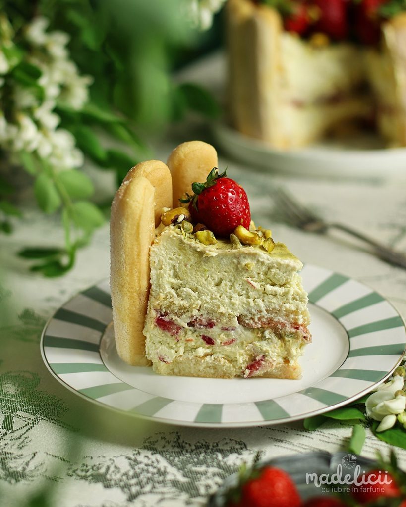 Textura cremoasa a tortului tiramisu cu fistic si capsuni, cu mascarpone, fistic si fructe proaspete