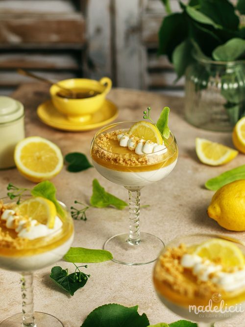 Desert panna cotta cu lamaie si miere, cu textura cremoasa si strat de infuzie de tei