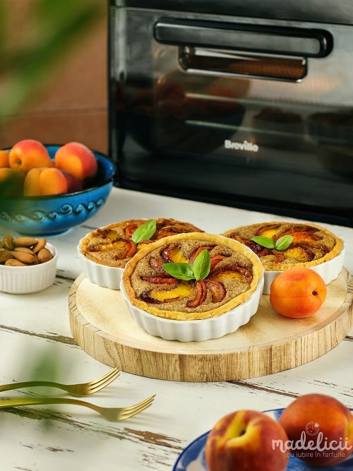 Mini-tarte cu piersici si caise caramelizate coapte la air fryer, cu umplutura frangipane din migdale rumenite