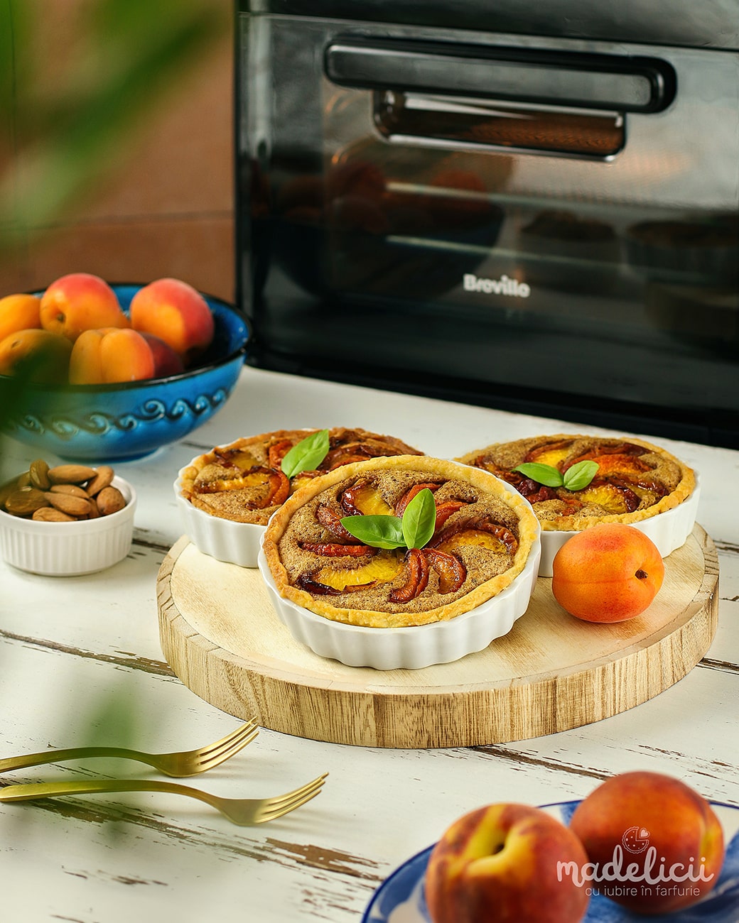 Mini-tarte cu piersici si caise caramelizate coapte la air fryer, cu umplutura frangipane din migdale rumenite