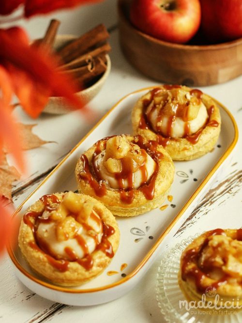 Mini-tarte din aluat foitaj cu crema de vanilie, mere caramelizate si sos de caramel sarat