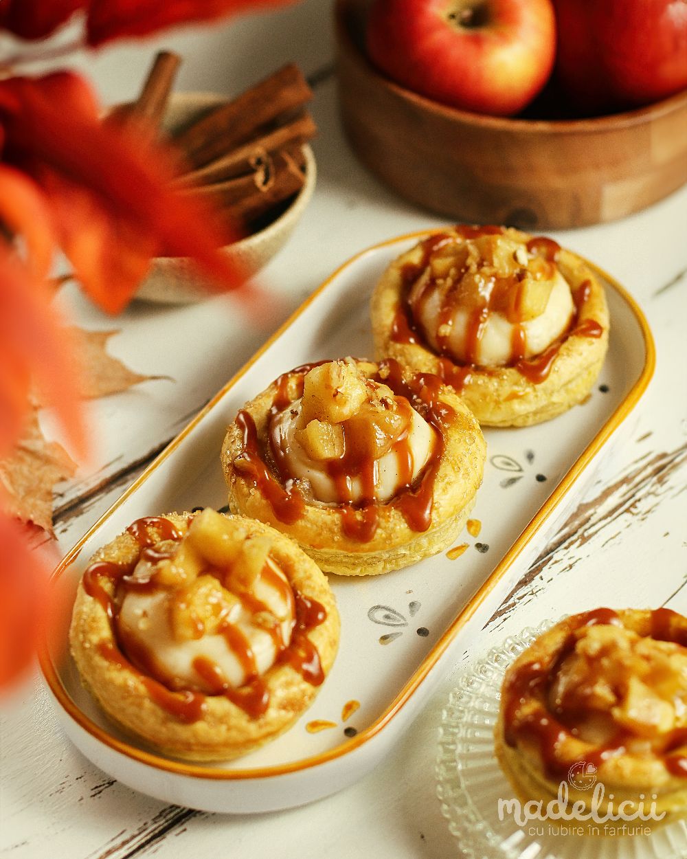 Mini-tarte din aluat foitaj cu crema de vanilie, mere caramelizate si sos de caramel sarat