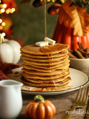 Pancakes de toamna cu dovleac si pumpkin spice, servite cu sirop de artar