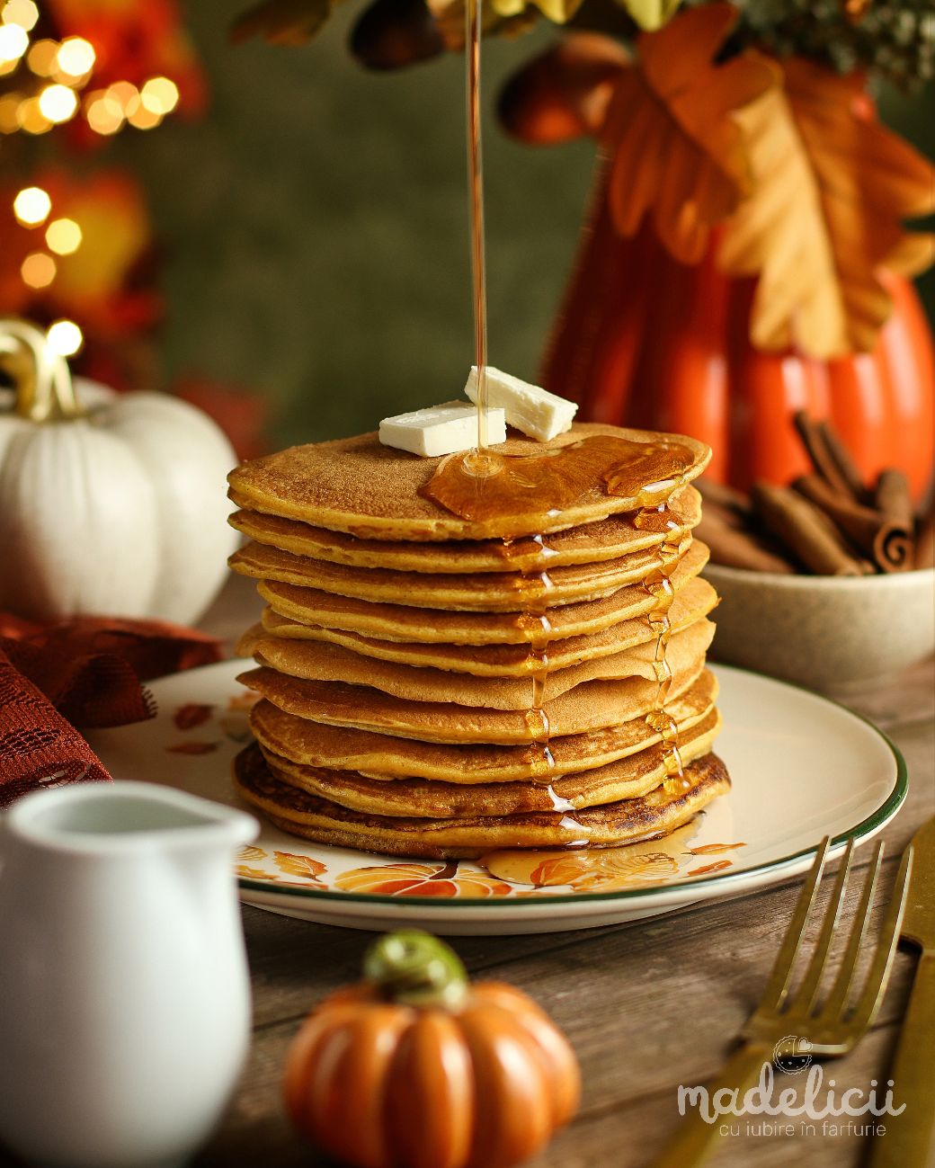 Pancakes de toamna cu dovleac si pumpkin spice, servite cu sirop de artar