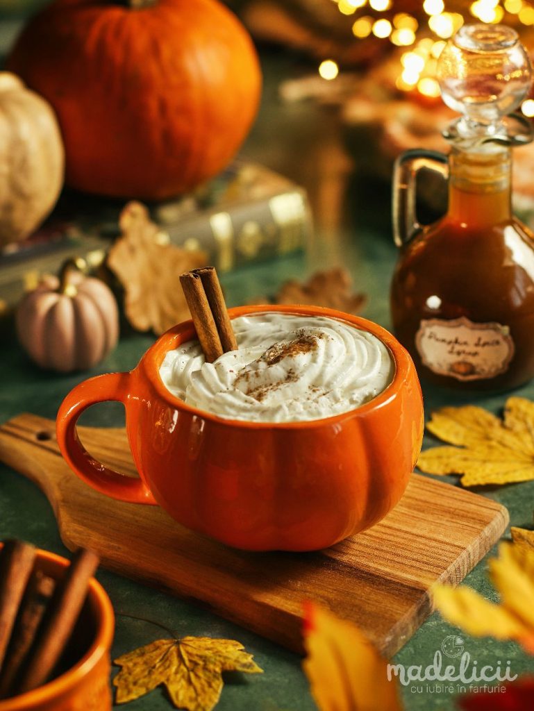 Pumpkin Spice Latte preparat acasa cu sirop fara zahar, lapte cald si frisca deasupra