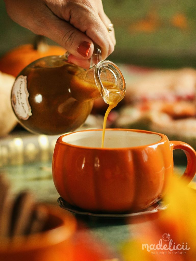 Sticla cu sirop pumpkin spice fara zahar, preparat acasa din curmale, piure de dovleac si condimente calde de toamna