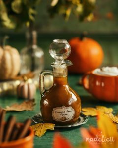 Sticla cu sirop pumpkin spice fara zahar, preparat acasa din curmale, piure de dovleac si condimente calde de toamna