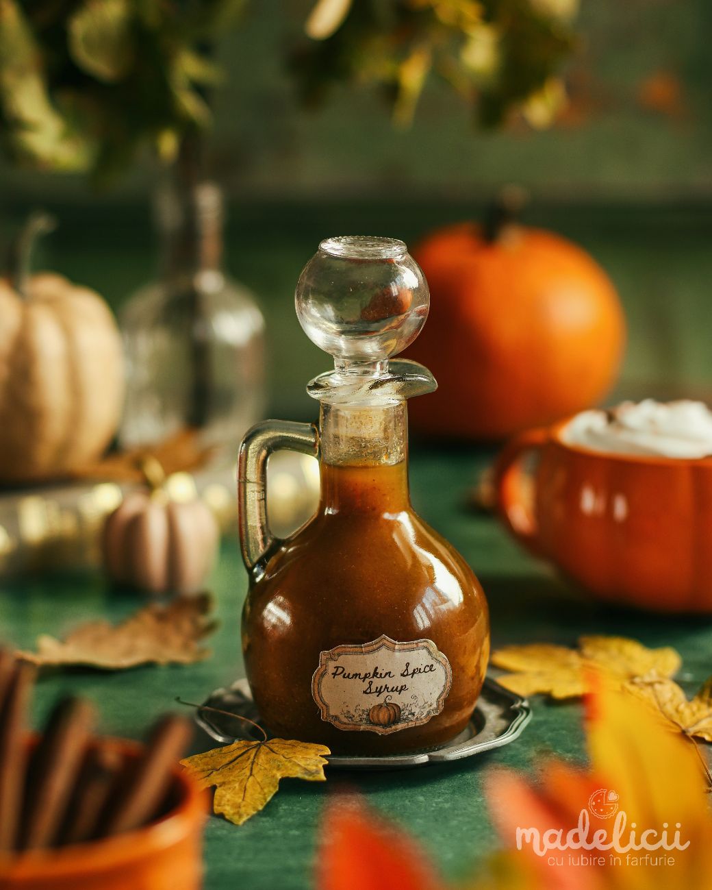 Sticla cu sirop pumpkin spice fara zahar, preparat acasa din curmale, piure de dovleac si condimente calde de toamna