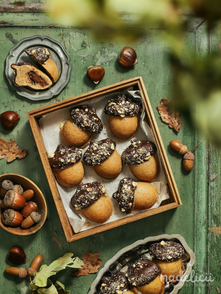 Briose in forma de ghinda asezate pe o tava decorata cu frunze de toamna, pregatite pentru servire