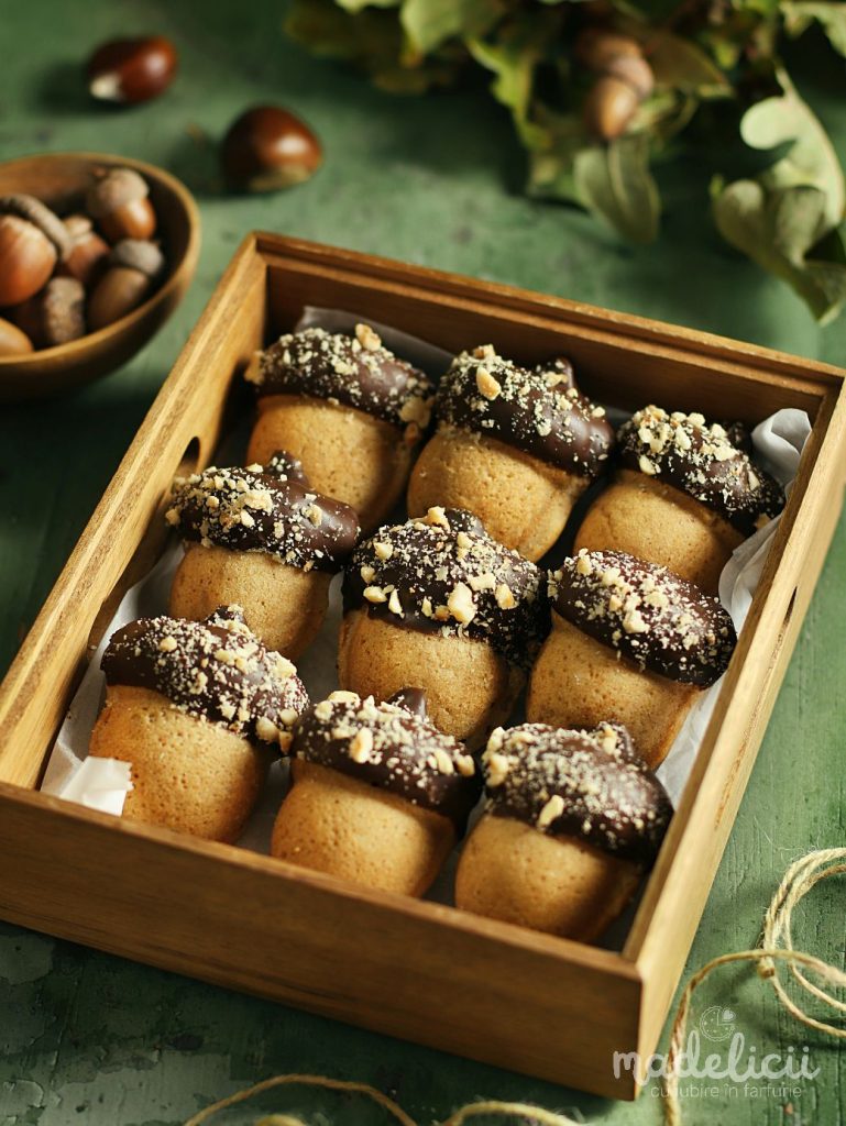 Briose in forma de ghinda decorate cu ciocolata si alune