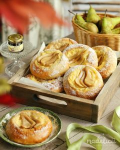 Placinte pufoase cu crema de vanilie si felii de pere lucioase, desert de casa