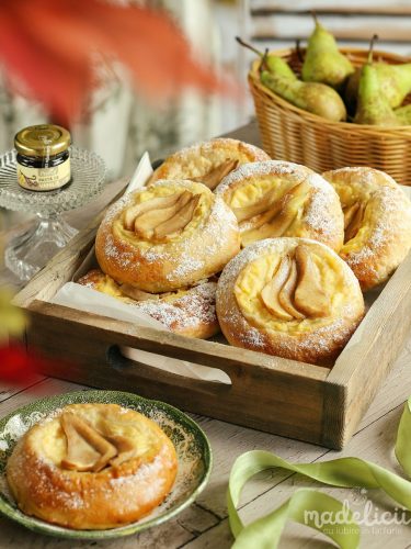 Placinte pufoase cu crema de vanilie si felii de pere lucioase, desert de casa