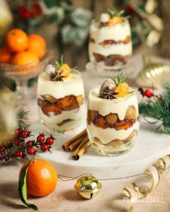 Tiramisu la pahar cu turta dulce, mandarine si crema fina de mascarpone, decorat festiv pentru masa de Craciun