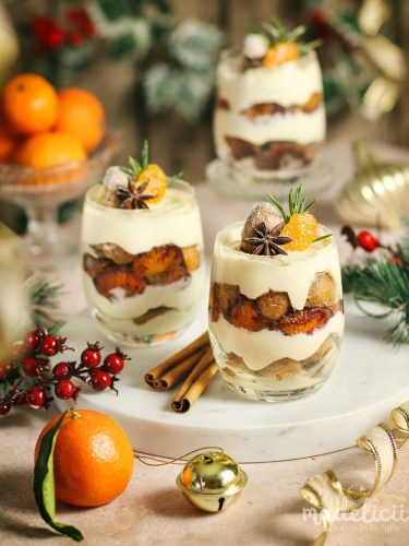 Tiramisu la pahar cu turta dulce, mandarine si crema fina de mascarpone, decorat festiv pentru masa de Craciun