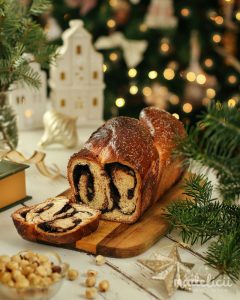 Cozonac de Craciun cu ciocolata, alune de padure si coaja de portocala confiata
