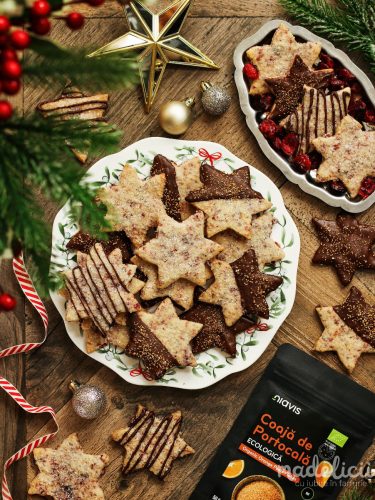 Fursecuri cu merisoare, coaja de portocala si ciocolata, proaspat scoase din cuptor, fragede si parfumate, perfecte pentru masa de Craciun