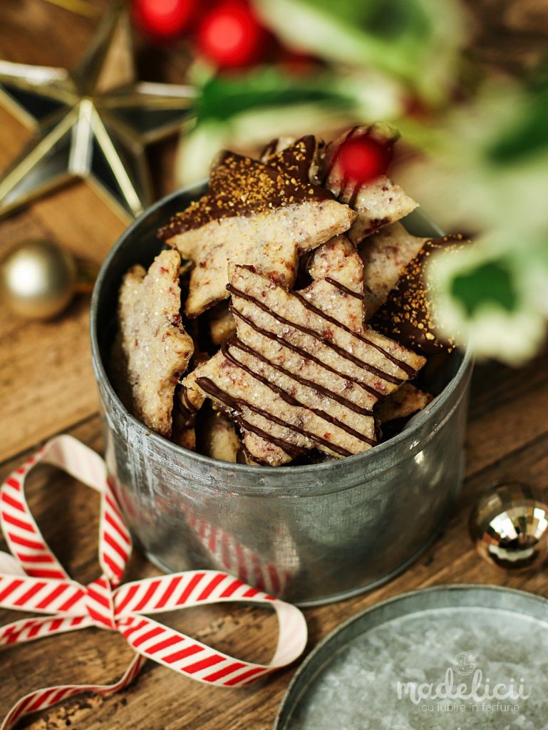 Fursecuri festive cu merisoare, coaja de portocala si ciocolata, ambalate in cutie frumoasa pentru cadouri de Craciun