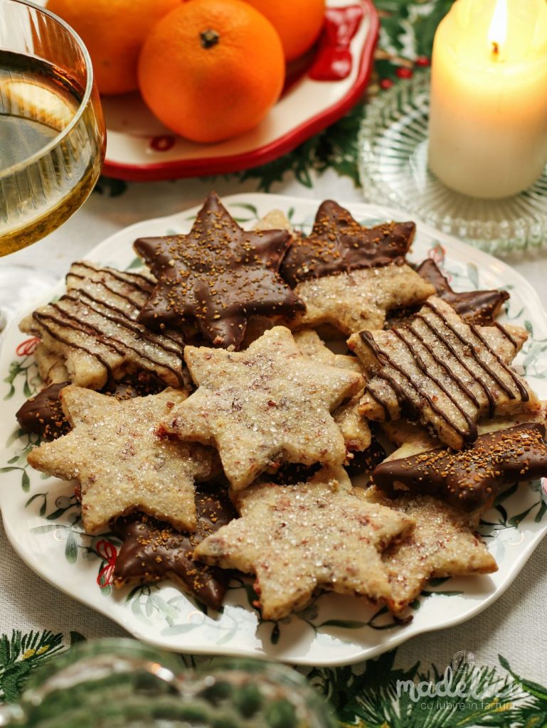 Fursecuri de Craciun cu merisoare si coaja de portocala, glazurate cu ciocolata lucioasa si decorate cu coaja de portocala Niavis