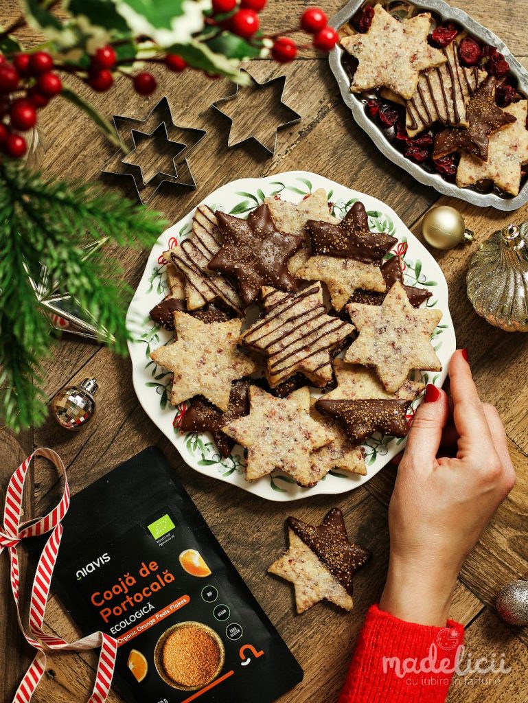Servire fursecuri cu merisoare, coaja de portocala si ciocolata, proaspat scoase din cuptor, fragede si parfumate, perfecte pentru masa de Craciun