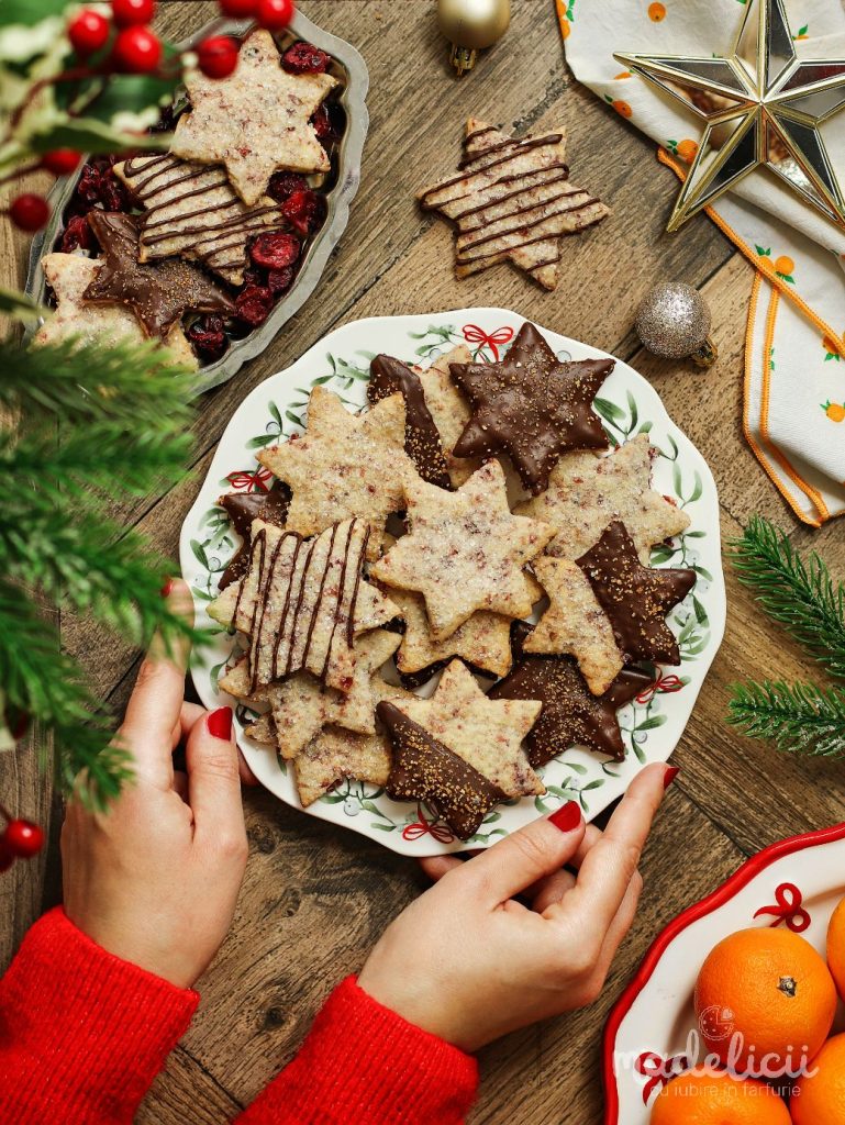 Platou cu fursecuri cu merisoare, coaja de portocala si ciocolata, proaspat scoase din cuptor, fragede si parfumate, perfecte pentru masa de Craciun