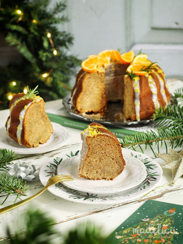 Guguluf cu turta dulce decorat pentru masa de Craciun