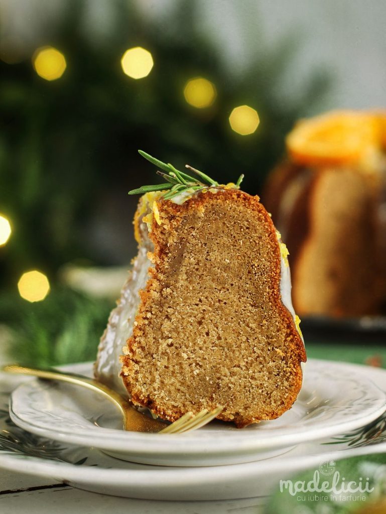 Felie de guguluf cu turta dulce si glazura de ciocolata alba