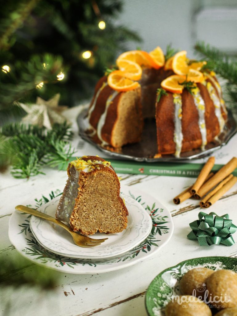 Chec tip guguluf aromat cu condimente de turta dulce si glazura de ciocolata alba