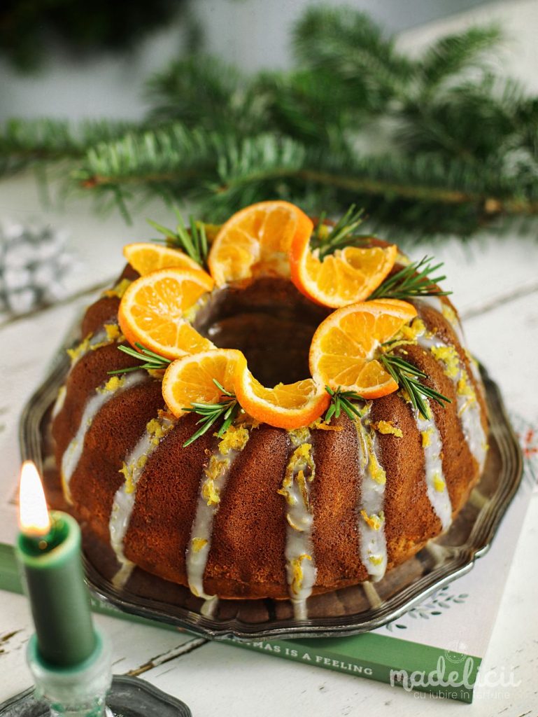 Guguluf de Craciun cu arome de turta dulce si glazura din ciocolata alba