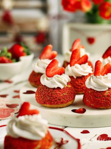 Choux au craquelin cu ciocolata si capsuni, decorate pentru Valentine's Day sau Dragobete