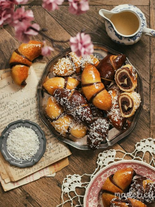 Cornuri bicolore umplute cu ciocolata