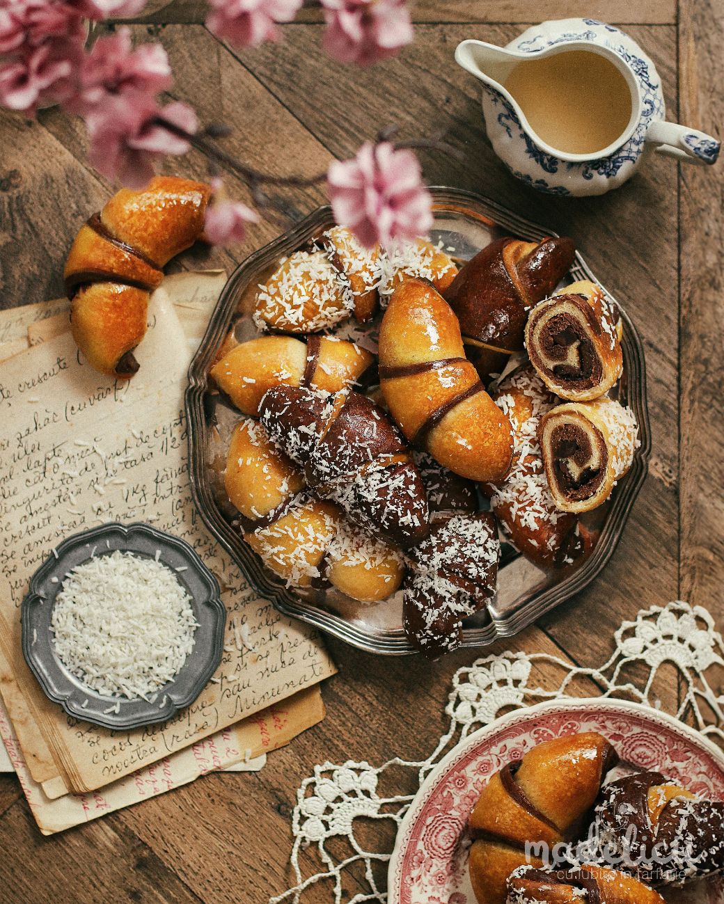 Cornuri bicolore umplute cu ciocolata