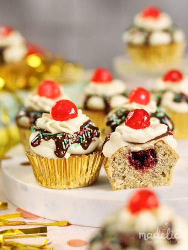 Cupcakes cu banane, visine si glazura cu ciocolata alba