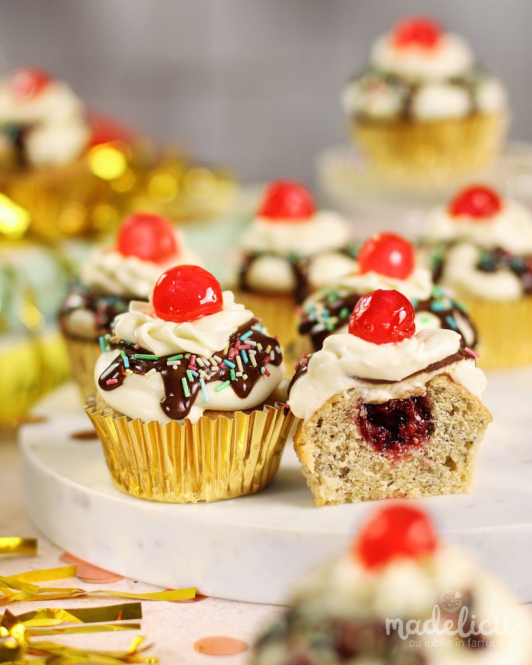 Cupcakes cu banane, visine si glazura cu ciocolata alba