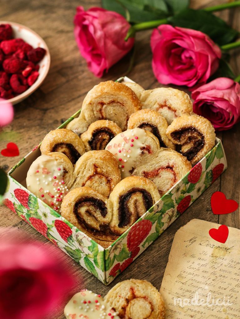 Cutie cadou cu palmieri din aluat foitaj cu zmeura sau cacao pentru Valentine's Day sau Dragobete